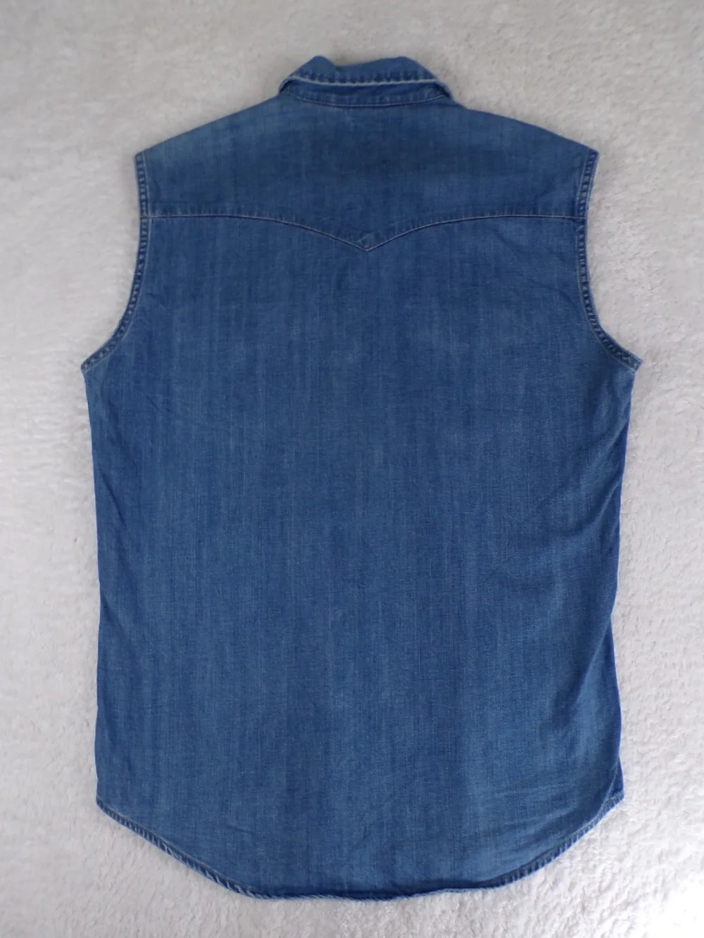 Levi's sleeveless western denim shirt Men's Size M pearl snap button fasteners